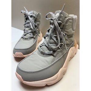 Sorel Women's Kinetic RNEGD sport boot. Size 9.